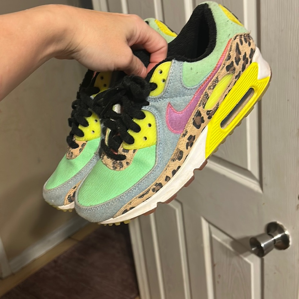 Women’s Nike air maxes ! Hardly worn! Like new!